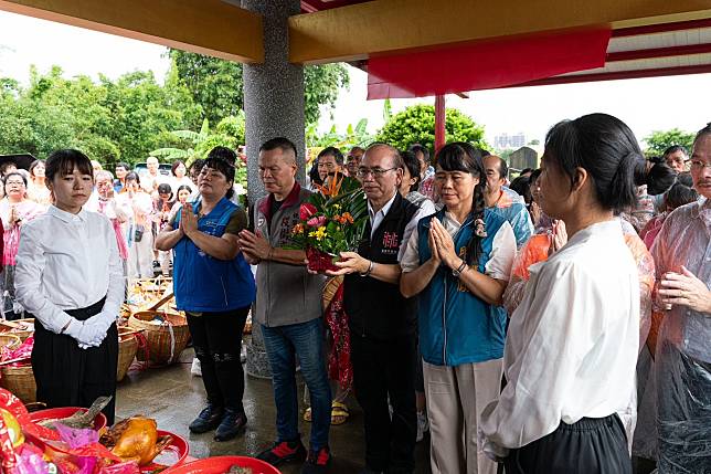 八德區長蔡豊展帶領眾貴賓祭祀儀典。圖：八德區公所提供