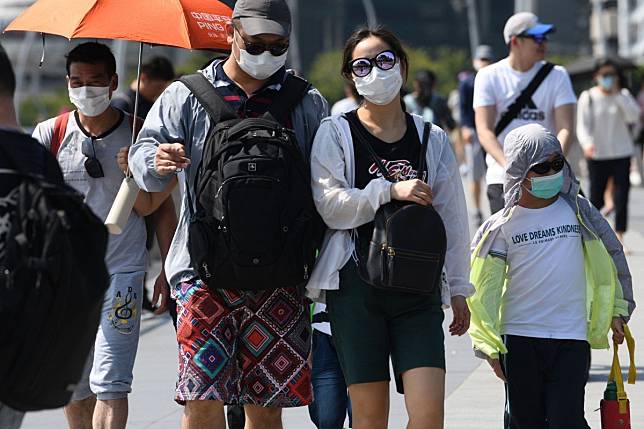 Visitors wear protective face masks at the Marina Bay waterfront in Singapore on January 26 amid the Wuhan virus scare. Photo: AFP