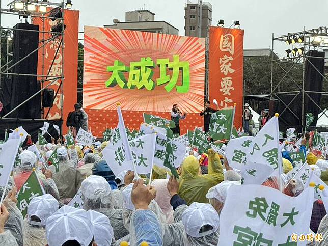 民進黨下午於板橋第二運動場舉辦「人民是頭家」政策宣講，吸引近1萬2千人次支持者到場。(記者羅國嘉攝)