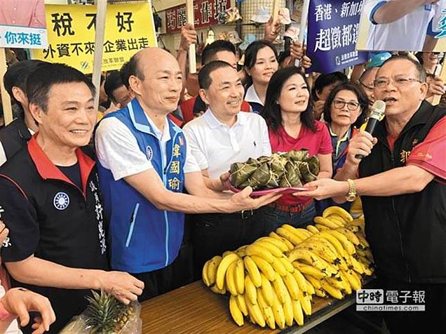 韓國瑜、侯友宜6月首度合體造勢，在高雄國民市場替農民行銷香蕉，支持者送上粽子，預祝兩人「包中」當選。（本報系資料照片）