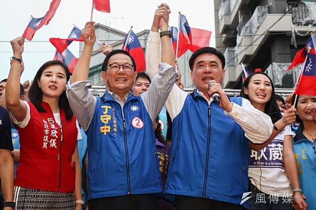 國民黨副主席郝龍斌（前排右）在台北市長候選人丁守中（前排左）的造勢活動上錯喊「擊潰丁守中」，引來現場一陣大笑。（蔡親傑攝）