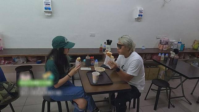 在《飢餓遊戲》中王仁甫與女兒的早餐約會。（中視提供）