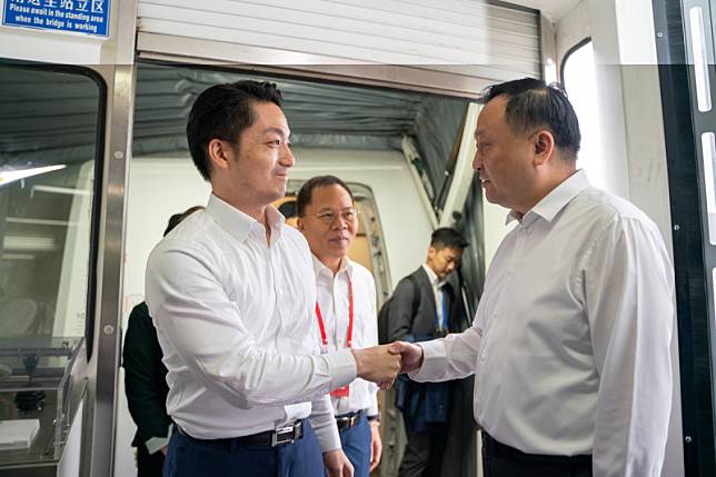 台北市長蔣萬安飛抵上海虹橋機場，上海副市長華源熱情握手致意。 圖：台北市政府 / 提供