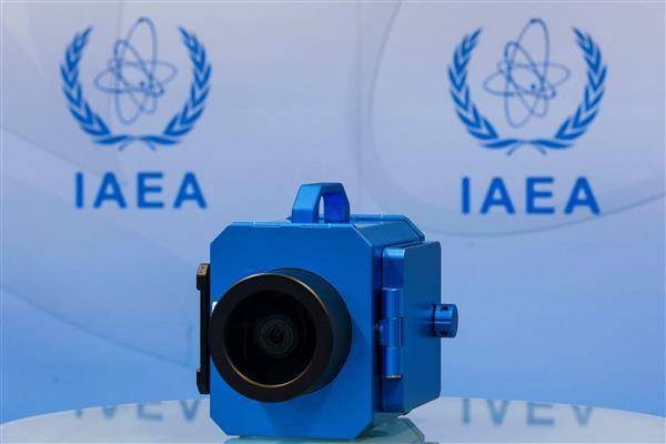 聯合國原子能總署在記者會上展示安裝於伊朗核設施內的同款監視器。（圖片來源／路透社）