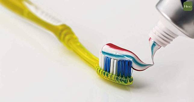 https://pixabay.com/photos/toothbrush-toothpaste-dental-care-571741/