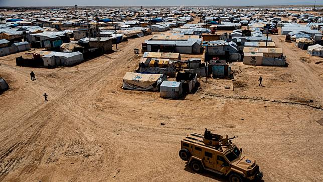 2023年4月19日，庫德族戰士在敘利亞哈沙卡省的霍爾難民營巡邏。美聯社