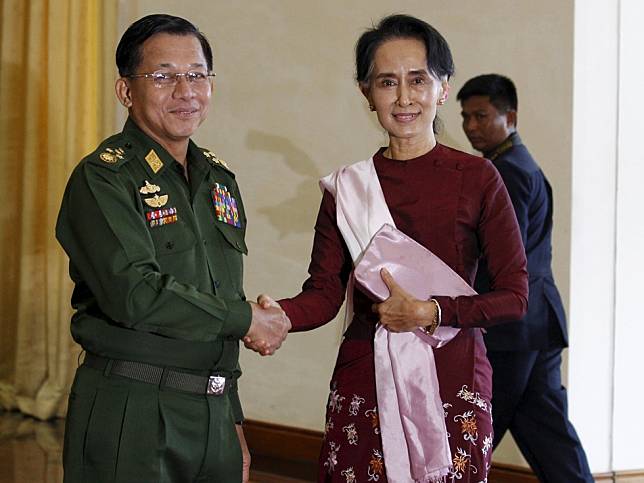 緬甸執政黨民盟領袖翁山蘇姬(右)和今天宣布接管國家權力的國防軍總司令敏昂萊。(資料照片)   圖 : 翻攝自環球網