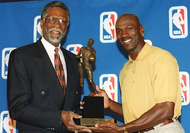 1998年，比爾羅素(左)頒發MVP獎座給麥可喬丹。（美聯社資料照）