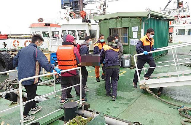 台中港鐘姓引水人落海，送醫搶救宣告不治。（記者陳淑娥翻攝/台中傳真）