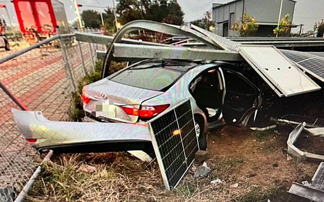 安南區安吉路三段、安順庄大道路口驚傳死亡車禍。（民眾提供）