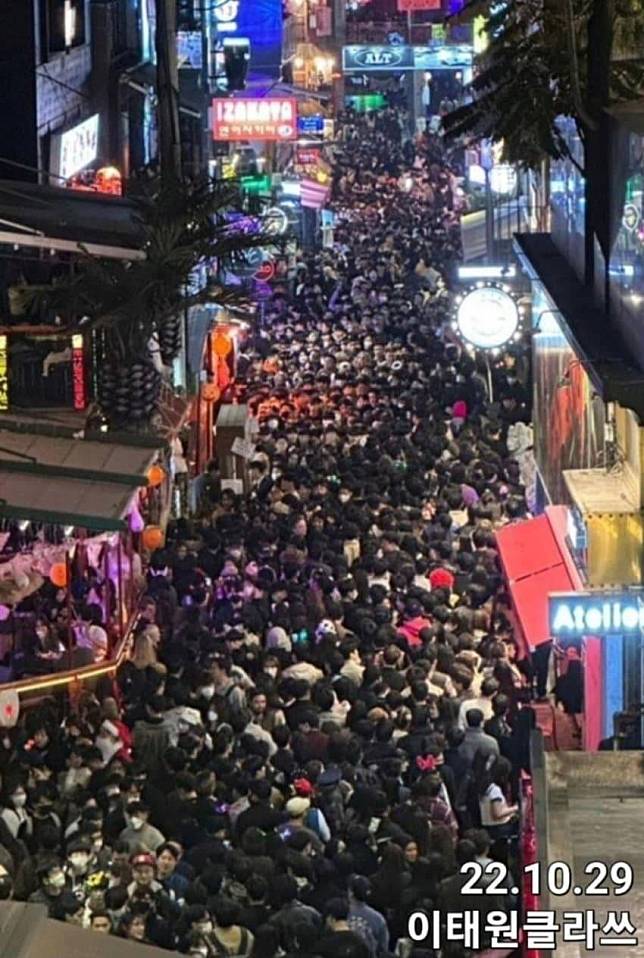 韓國藝人宋讚養在臉書ＰＯ出29日晚間梨泰院人潮擁擠的照片。 圖：翻攝自宋讚養臉書