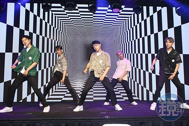 《原子少年》的5位成員林佳辰（左起）、周祖安、黃文廷、周子翔、林煥鈞戴著最新天梭表大跳新歌〈Bad Bad Love〉。