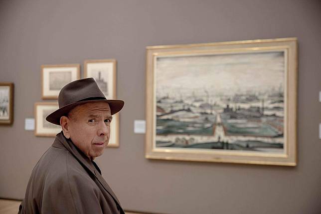 提摩西史波飾演的畫家L.S.洛瑞，在窮困潦倒時鄰居只願出20英鎊買他的畫作，但今日其作品拍賣價已是上億元。（天馬行空提供）