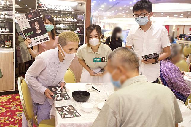  香港 7 月 11 日、12 日舉行民主派初選，71 歲的香港藝人葉德嫻與黃之鋒為抗爭派候選人拉票。（圖片來源／截自黃之鋒 臉書粉專） 