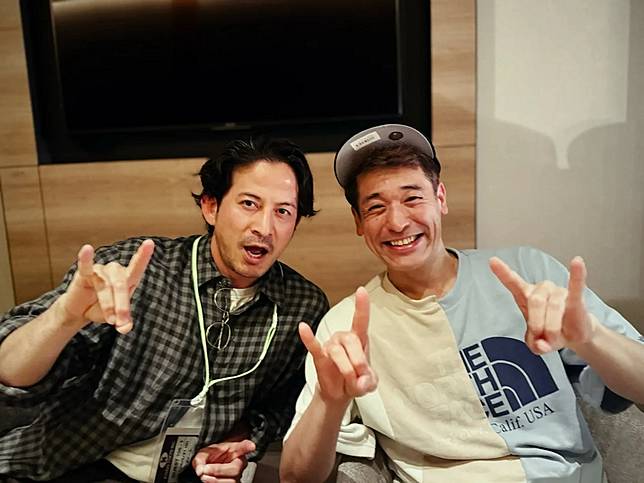 岡田准一（左）捧場嵐演唱會，順便和佐藤隆太敘舊。翻攝岡田准一X