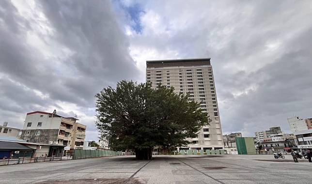 花蓮縣政府借用原為永發停車場東洋站空地占地約六千平方公尺，約可停放二百至二百三十輛小客車，於一一四年一月二十五日到二月十六日期間全時段開放，民眾可由民國路口進出，免費臨時停放車輛，紓解市區停車需求。(花蓮縣政府提供)