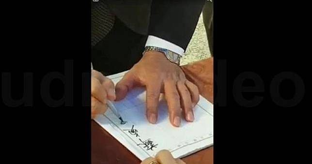 行政院長蘇貞昌出席屏東鄉親告別式，解釋自己在簽名後擲筆是家鄉習俗，引發熱議。圖╱截自爆料公社
