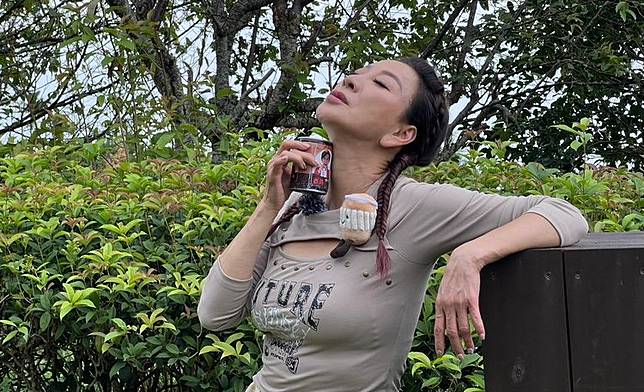楊繡惠以咖啡鐵罐性感貼臉，神還原咖啡廣告。民視提供