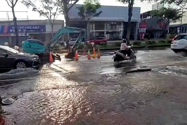 台中大里區國光路一段昨日清晨自來水管爆管，造成路面淹水，車道並不斷湧出自來水，由於正逢上班時間，造成交通受堵惹民怨。（記者陳金龍翻攝）