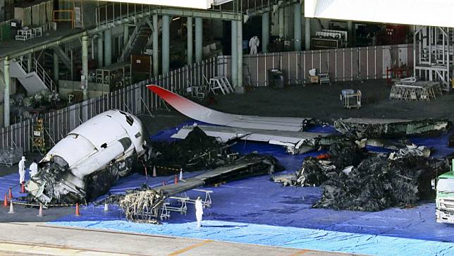已燒毀的日本航空A350客機殘骸1月7日自東京羽田機場C跑道完全移除後，工作人員清理現場。路透社