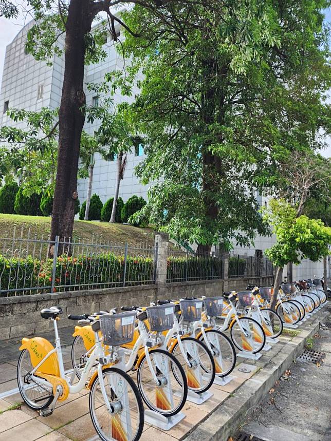 台南地方法院設置YouBike公共自行車租賃站，便利民眾洽公。（台南地院提供）