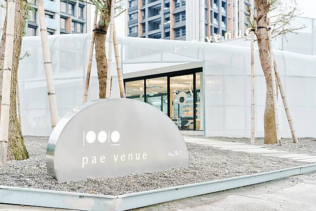 「胚 pae venue」成立於2023年，由在地建設團隊「宏樸建築」、「立陽開發」與內容整合團隊「留白計畫」共同打造。「胚」致力於形塑林口的文化樣貌，結合咖啡廳、展演空間與藝文活動場地等多元機能，促進在地連結與永續生活的「文化聚所」。