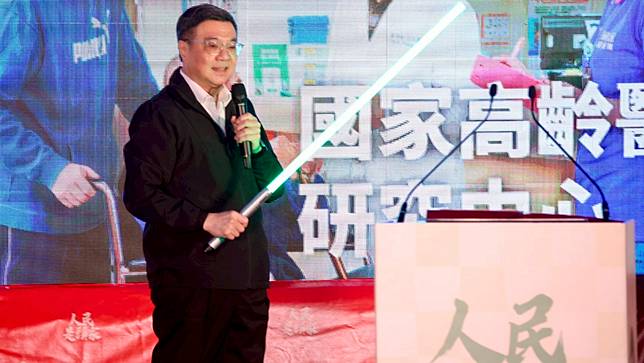 「人民是頭家」政策宣講會首場台中場在水安宮前舉行，行政院長卓榮泰持光劍開講。廖瑞祥攝