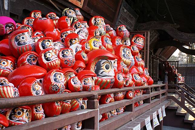 有女網友透露，因不知禁忌而把勝尾寺的達摩擺在臥室，結果連做2天惡夢，還被「超巨大達摩」瘋狂追殺，嚇得她趕緊移走。圖／取自PhotoAC