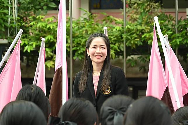 เปิดวาร์ป ผอ.พีช แต่งชุดนักเรียนขึ้นเวทีเซอร์ไพรส์ ร้องเพลงอำลาเด็ก ม.6