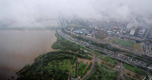 暴雨狂炸南韓「首爾4千戶停電、處處淹水」　上百人被迫急撤家園