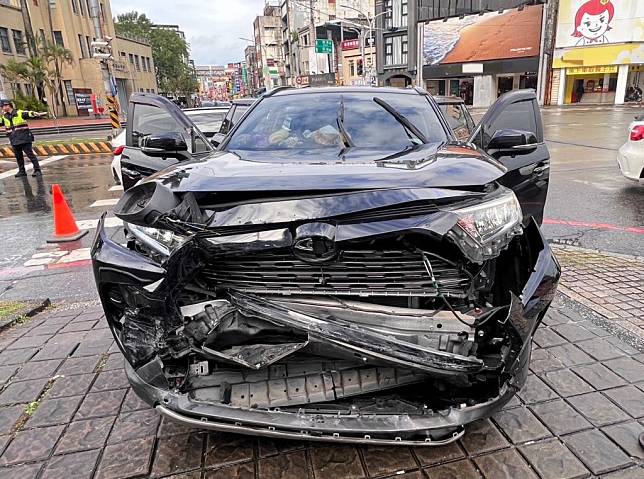 宜蘭市中山路二段與舊城南路口，發生兩車擦撞，休旅車駕駛下車查看，忘忘記拉手煞車滑行，再撞人行道。（宜蘭警分局提供）