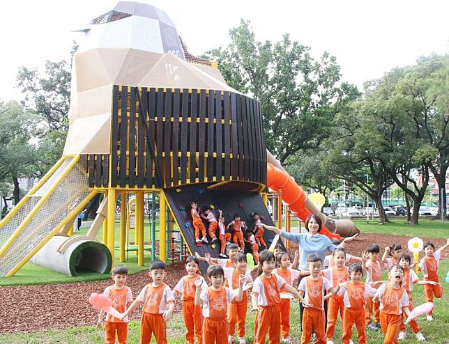 屏東公園內的共融遊戲場甫啟用，公園內鴿子為患、環境髒亂，議員蘇資婷擔憂影響孩童遊戲健康。（記者毛莉攝）