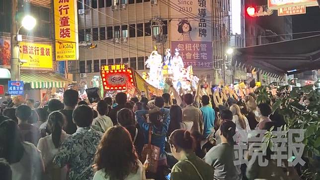 北港藝閣花車真人盛裝打扮，沿途拋送糖果餅乾等小物，吸引民眾爭搶結緣，熱鬧程度宛如「台灣迪士尼」。民眾蕭先生提供
