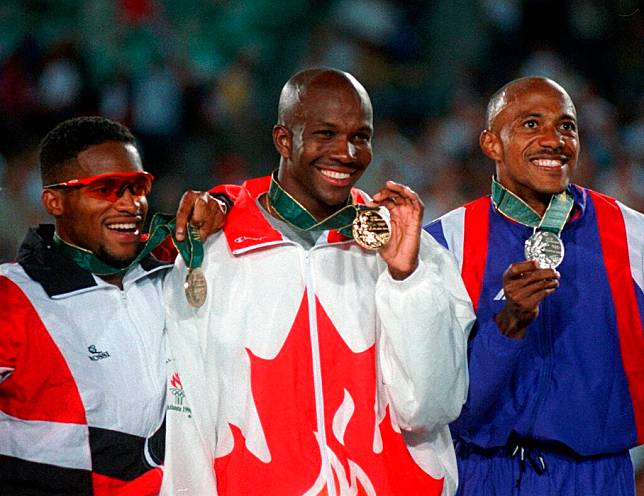 Donovan Bailey(中)在1996年亞特蘭大奧運100公尺的決賽跑出9.84秒，打破原本的世界紀錄9.85秒。（圖片來源 LINE TODAY：AP/達志影像） <br />