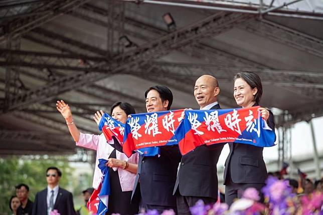 韓國瑜分享與賴清德、蕭美琴、第一夫人吳玫如合照。（翻攝韓國瑜臉書）