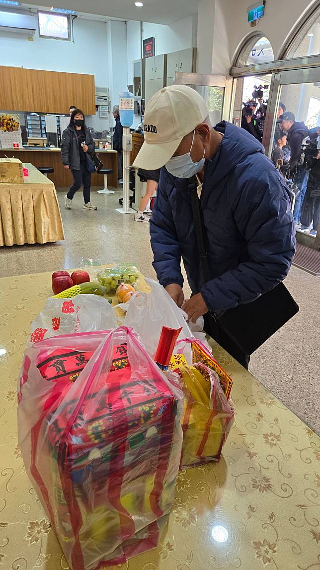 受害者家屬王爸爸苦等12年才盼到遲來的正義，今天祭告妻女，殺害他妻女的凶手黃麟凱已伏法遭槍決。記者林昭彰／攝影