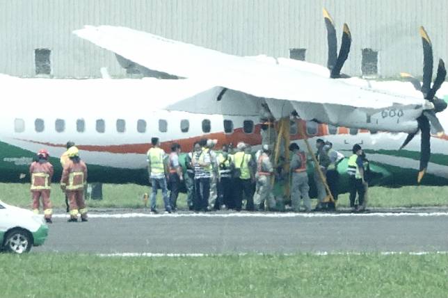 立榮航空班機緊急迫降事件，南竿機場主任翁丁煌表示，班機準備降落疑似進場高度太低，撞到機場外跑道外圍的壁堤，造成輪胎爆胎。（王侑聖攝）