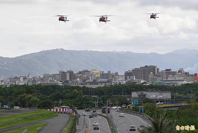 3架空勤重裝型黑鷹直升機編隊飛抵花蓮，順利進駐神鷹基地。(記者游太郎攝)