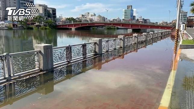 台南運河大晴天淹水。（圖／TVBS）