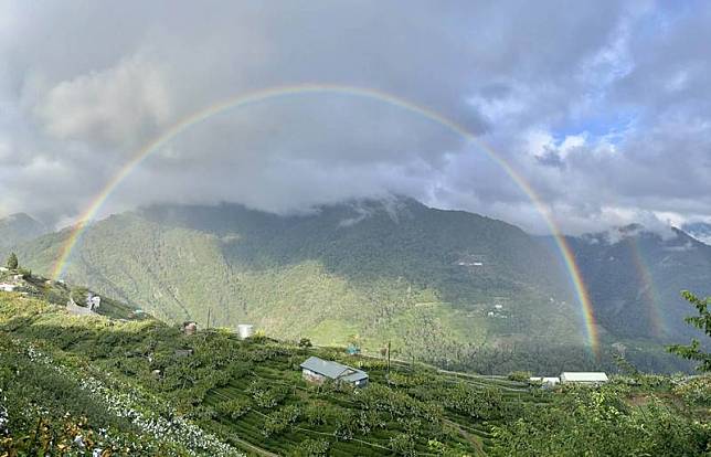 台中市梨山地區19日斷斷續續下著雨，下午雨停後天空出現虹霓同掛高空，梨山國中小美術老師蔡佩君隨手拍 下這美麗景色。 （蔡佩君提供） 中央社記者郝雪卿傳真　110年6月20日  
