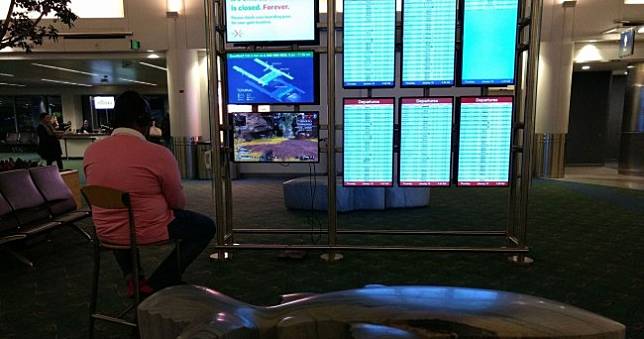 玩家「借」機場螢幕玩PS4《APEX 英雄》遭制止，還禮貌問「能打完這場嗎」✈