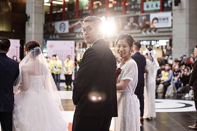 台鐵職工福利委員會主辦111年集團結婚典禮3日下午在台北車站幸福登場，30對佳偶互許終身，接受各界祝福，現場洋溢甜蜜氛圍。 中央社記者趙世勳攝　111年12月3日  
