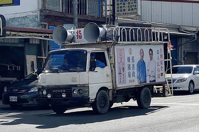 韓國瑜宣傳車不掛牌趴趴走。(記者蔡宗憲翻攝)