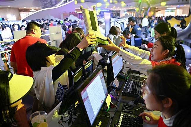 Customers shop at Haikou International Duty Free City in Haikou, south China's Hainan Province, Dec. 31, 2024. (Xinhua/Guo Cheng)