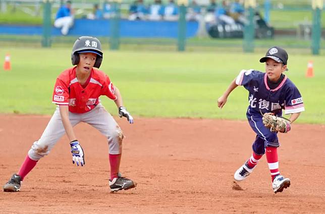 ▲第16屆重光盃全國少棒賽9日在台北新生公園開幕，32支隊伍參賽，前中信兄弟球星周思齊以球芽基金創辦人身份出席，勉勵花蓮縣光復國小學弟打出好成績。（圖／大會提供）