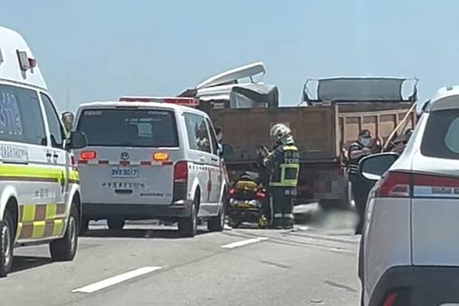 消防隊員到場搶救，但砂石車駕駛已明顯死亡。畫面翻攝24H台南道路救援(張家班)