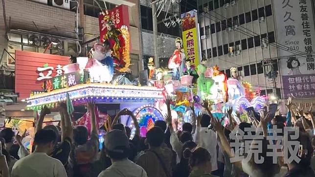 北港藝閣花車真人盛裝打扮，沿途拋送糖果餅乾等小物，吸引民眾爭搶結緣，熱鬧程度宛如「台灣迪士尼」。民眾蕭先生提供