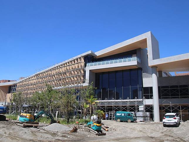 台東圖書總館建物進度逾九成，將於八月竣工，預計最快明年十月啟用。（記者鄭錦晴攝）