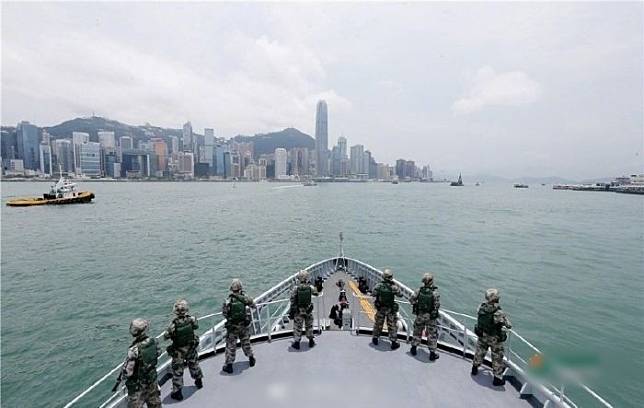 《解放軍報》微博發布駐港部隊演練照片。(翻攝自微博)