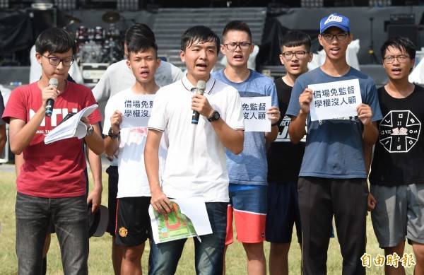 台大學生會今天和台大足球隊等校隊共同站出來怒吼，台大把田徑場借給中國商業節目並為此封閉田徑場一週，造成全校3萬多名學生的體育課大受影響。（記者廖振輝攝）